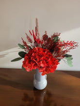 Load image into Gallery viewer, Dried Flower Bouquet - Hydrangea Red

